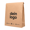 Braune Kraftpapier-Tragetasche in Frontalansicht von schrag rechts mit individuellem Logo
